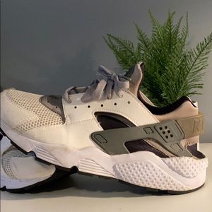 NIKE HUARACHE SIZE 10.5